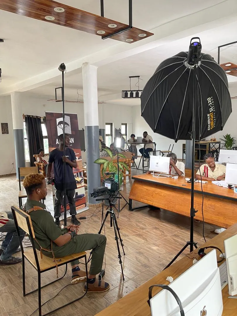 Le décor du centre d'appels éclairé pour le tournage